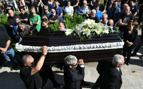 Θλίψη στα Ιωάννινα: Μέσα σε κλίμα οδύνης τελέστηκε η κηδεία του παλαίμαχου ποδοσφαιριστή Μάριου Οικονόμου