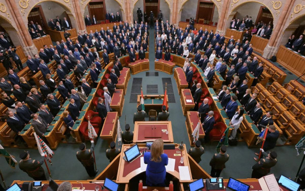 Ουγγαρία: Οι βουλευτές δέχθηκαν να μειωθεί κατά 40% ο μισθός τους