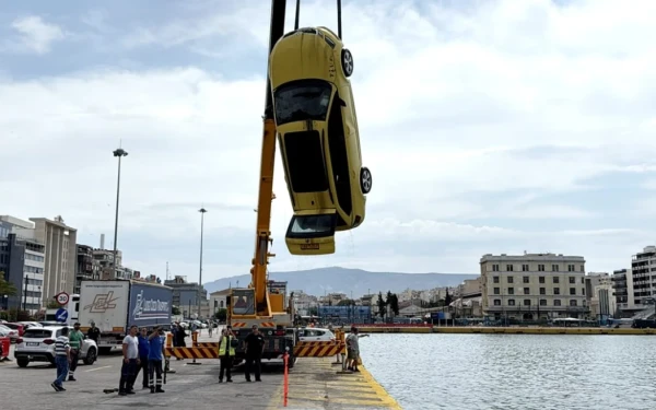 Πειραιάς: Ταξί ήταν το όχημα που έπεσε στη θάλασσα - Νεκρός ο οδηγός