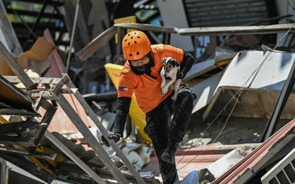 Σοκάρουν μαρτυρίες από τον φονικό σεισμό στις Φιλιππίνες - Γονείς ψάχνουν στα συντρίμμια τα παιδιά τους (βίντεο)