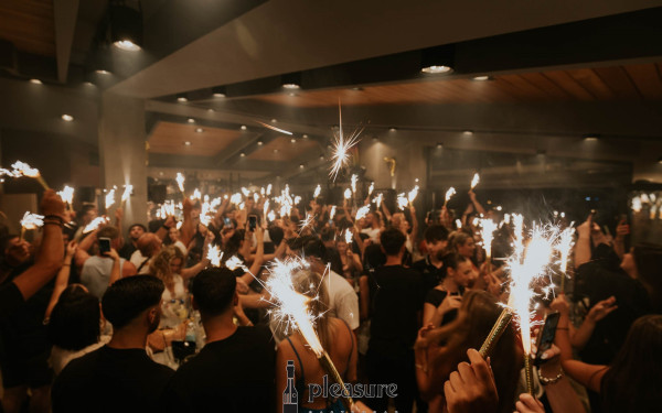 Pleasure Gastrobar: Το απόλυτο σημείο συνάντησης για μοναδικές καλοκαιρινές βραδιές
