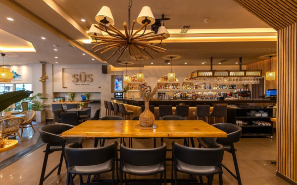 SŪS not a secret bar: Το αγαπημένο all day στέκι στην πλατεία του Ευόσμου με το ξεχωριστό vibe