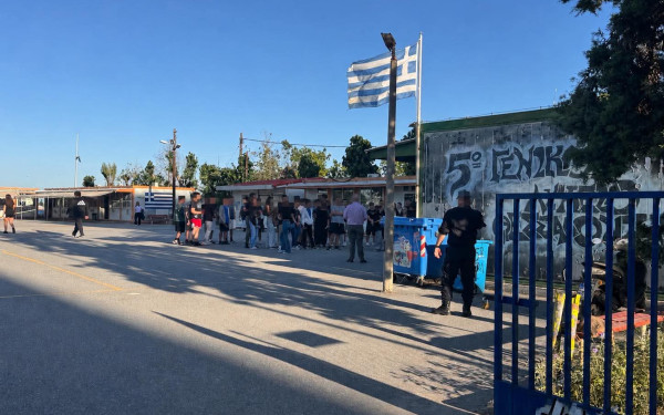 Θεσσαλονίκη: Οι αφανείς ήρωες που περιμένουν σιωπηλά έξω από τα εξεταστικά κέντρα των Πανελλαδικών