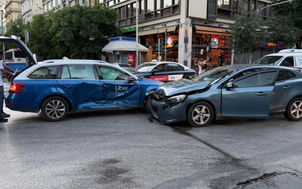 Θεσσαλονίκη: Σφοδρή σύγκρουση ταξί με αυτοκίνητο στη Τσιμισκή (βίντεο)