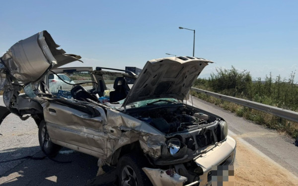 Θεσσαλονίκη: ΙΧ «καρφώθηκε» σε φορτηγό στην ΠΑΘΕ - Δύο τραυματίες στο νοσοκομείο Παπαγεωργίου