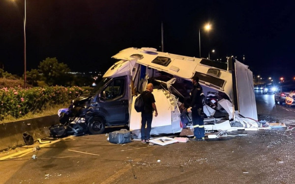 Θεσσαλονίκη: Διαλύθηκε αυτοκινούμενο που συγκρούστηκε με ΙΧ στο Κάτω Σχολάρι - Στο νοσοκομείο δύο άτομα (βίντεο)