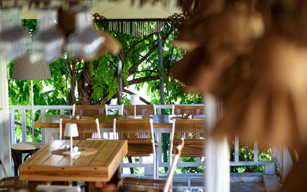 Veranda Cocktail Bar στο Πευκοχώρι: Το «κρυφό διαμαντάκι» της Χαλκιδικής