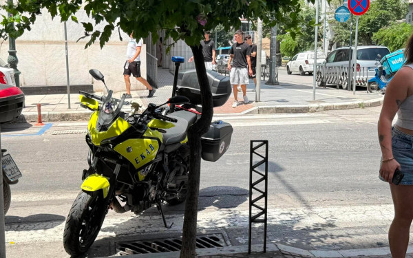 Θεσσαλονίκη: Αυτοκίνητο συγκρούστηκε με  μοτοσικλετιστή στην Τσιμισκή