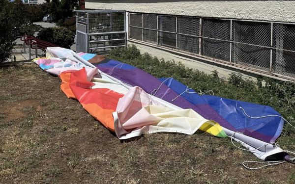 Θεσσαλονίκη: Κατέβασαν τη σημαία του Pride που υψώθηκε στο ΑΠΘ