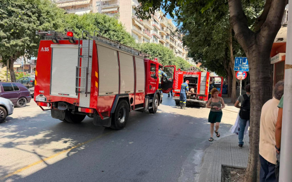 Θεσσαλονίκη: Φωτιά σε σπίτι στο κέντρο - Πληροφορίες για εγκλωβισμένο άτομο στο μπαλκόνι