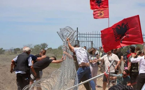 Αλβανία: Διαδηλωτές κατεδάφισαν φράχτες σε υπό κατασκευή τουριστικό έργο στην Αυλώνα - Στο στόχαστρο επένδυση του γαμπρού του Τραμπ (βίντεο)