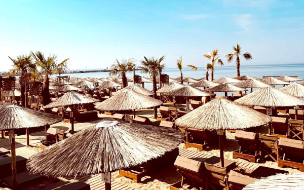 Diamond Premium Beach Club: Το «διαμάντι» της Χαλκιδικής που επαναπροσδιορίζει την εμπειρία των beach bar