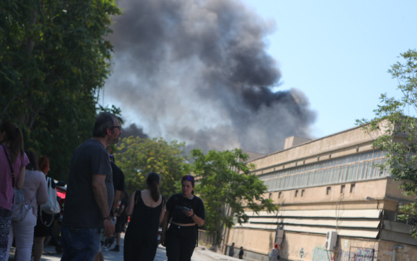 Μεγάλη φωτιά σε εργοστάσιο στο Αιγάλεω: Κατέρρευσε τμήμα της οροφής