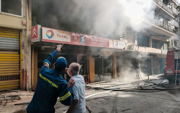 Συναγερμός στη Θεσσαλονίκη: Φωτιά σε συνεργείο αυτοκινήτων (βίντεο)