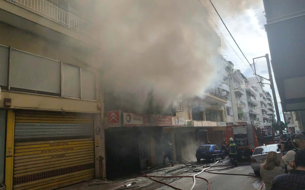 Συναγερμός στη Θεσσαλονίκη: Φωτιά σε συνεργείο αυτοκινήτων (βίντεο)