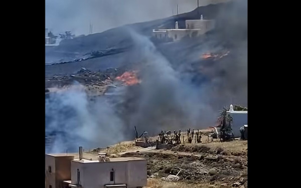 Σύρος: Φωτιά στην Αμπέλα - Μήνυμα εκκένωσης στα Τρία Λαγγόνια (βίντεο)