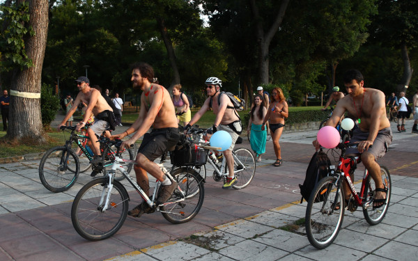 19η Γυμνή Ποδηλατοδρομία στη Θεσσαλονίκη: «Πλημμύρισε» με χρώμα, μηνύματα ειρήνης και οικολογίας το κέντρο της πόλης