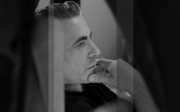 Ο Ian Ikon παρουσιάζει το νεό του τραγούδι «Under My Skin»: «Τα πρώτα ακούσματα δείχνουν πάντα έναν δρόμο»