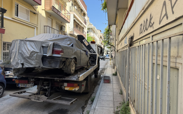 Θεσσαλονίκη: Η ΕΛ.ΑΣ. «σήκωσε» εγκαταλελειμμένο Ι.Χ. μετά από πλήθος καταγγελιών