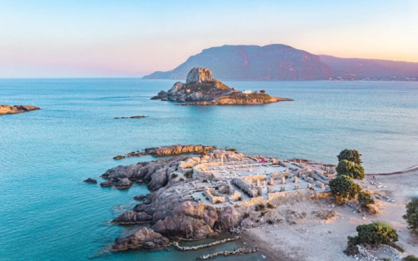 Το success story της Κω: Πώς το νησί του Ιπποκράτη έγινε αυτόνομο τουριστικό hub 365 ημερών