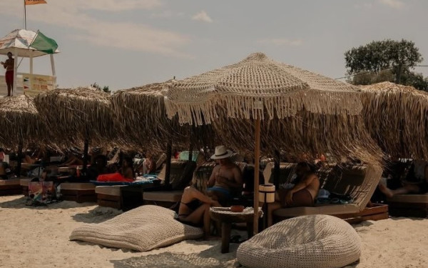 Livrochio Beach Bar: Το αγαπημένο beach spot στην Τρανή Αμμούδα Χαλκιδικής