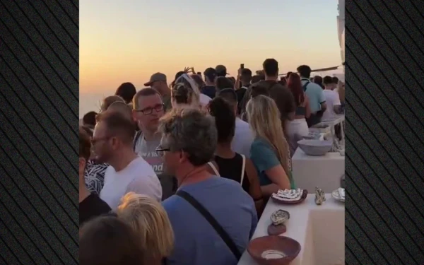 «Sold out» η Σαντορίνη: Ουρές για μια φωτογραφία στο ηλιοβασίλεμα - Δείτε βίντεο