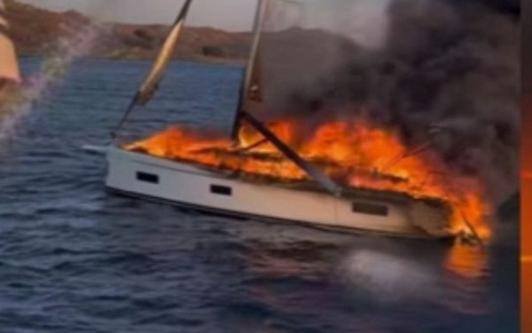 Μύκονος: Φωτιά σε ιστιοφόρο με 8 Πολωνούς τουρίστες στη μαρίνα του νέου λιμανιού