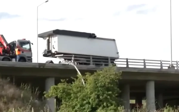 Εκτροπή νταλίκας στην Εγνατία Οδό: Κλειστό το ρεύμα προς Θεσσαλονίκη στο ύψος του Δροσοχωρίου (βίντεο)
