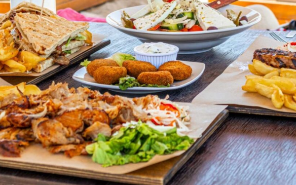 Olympus Grill στη Νικήτη: Ο δρόμος για εκλεκτές σούβλες, περνά από την παραλία!