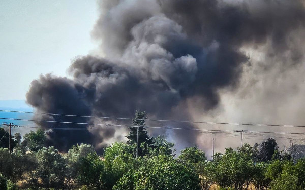 Θεσσαλονίκη: Νύχτα επιφυλακής στα Τσαΐρια της Περαίας για τον φόβο αναζωπύρωσης της φωτιάς (βίντεο)