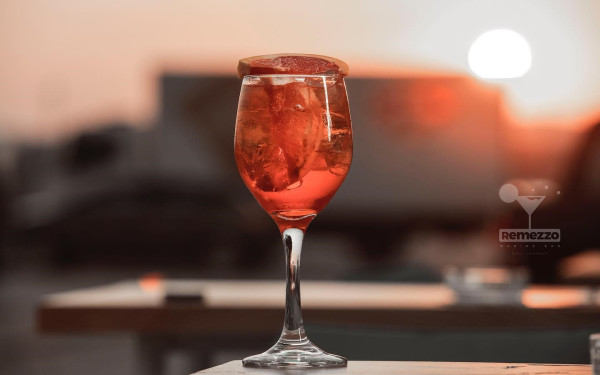 Remezzo Marine Gastro Bar: Εκεί που το ηλιοβασίλεμα συναντά κλασικά και signature cocktails