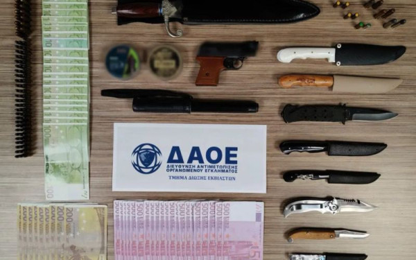 Πειραιάς: Είχε στο σπίτι του από πλαστά χαρτονομίσματα μέχρι... στυλό-όπλο - Χειροπέδες σε 53χρονο