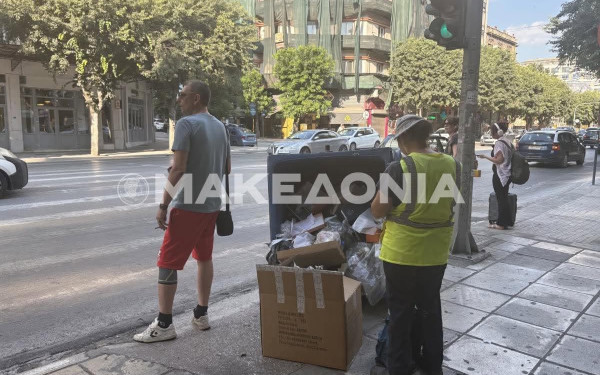 Θεσσαλονίκη: Αστικό λεωφορείο  έριξε κάδο ανακύκλωσης στην Εγνατία (βίντεο)