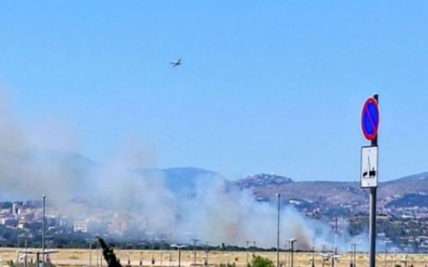 Πυρκαγιά στα Σπάτα Αττικής - Κινητοποιήθηκαν επίγειες και εναέριες δυνάμεις