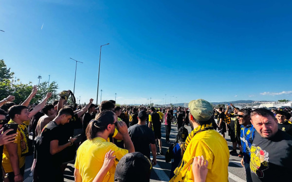Μπάσκετ: Χιλιάδες οπαδοί του Άρη περιμένουν τον Βασίλη Σπανούλη στο αεροδρόμιο (βίντεο)