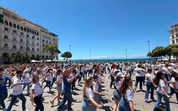 Η Θεσσαλονίκη μπήκε στο βιβλίο με τα ρεκόρ Γκίνες, χορεύοντας ζεϊμπέκικο (βίντεο)