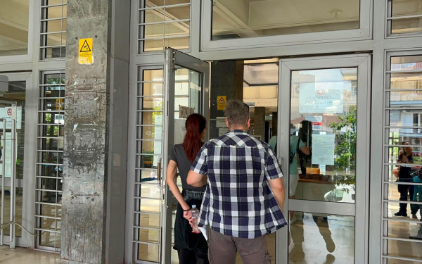 Θεσσαλονίκη: Για απόπειρα ανθρωποκτονίας διώκεται η 29χρονη που μαχαίρωσε τον σύντροφό της
