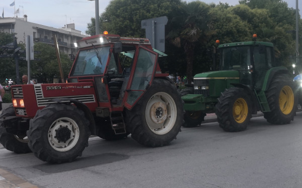 Τρίκαλα: Πορεία με τρακτέρ στο κέντρο της πόλης από τους αγρότες