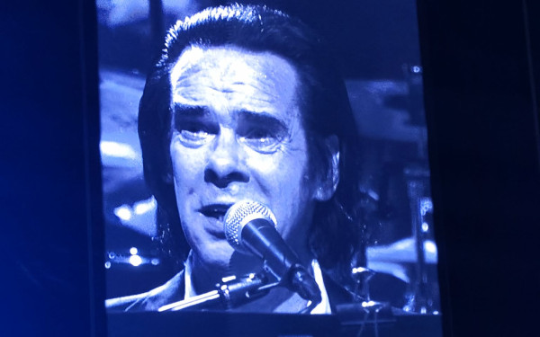 Nick Cave & The Bads Seeds: Συγκίνηση, αποθέωση και μυσταγωγία στην Πλατεία Νερού (βίντεο)
