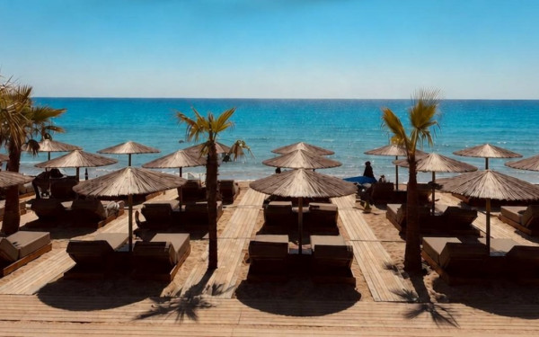 Αφιέρωμα: Best of 2026 | 8+1 από τα καλύτερα beach bar και beach bar restaurants στο πρώτο και στο δεύτερο πόδι της Χαλκιδικής