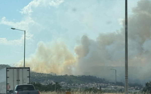 Θεσσαλονίκη: Πυρκαγιά σε χαμηλή βλάστηση στο Δερβένι - Στη μάχη 5 αεροσκάφη και 2 ελικόπτερα - Μηνύματα 112 και ενίσχυση δυνάμεων