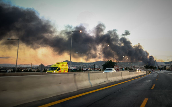 Συναγερμός για το τοξικό νέφος από το Ωραιόκαστρο: Πώς να προστατευτείτε από τα σωματίδια της πυρκαγιάς (βίντεο)