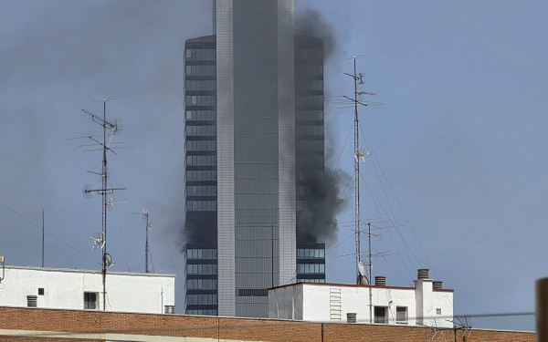 Συναγερμός στη Μαδρίτη: Έκρηξη και φωτιά σε ουρανοξύστη - Αναφορές για εγκλωβισμένους (βίντεο)