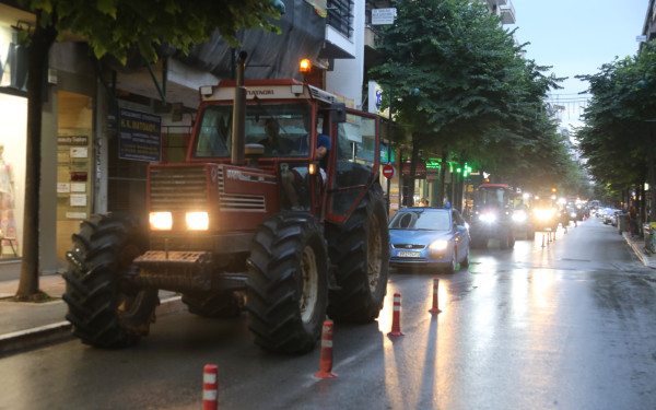 Λάρισα: Με τρακτέρ στην κεντρική πλατεία αγρότες, κτηνοτρόφοι και μελισσοκόμοι