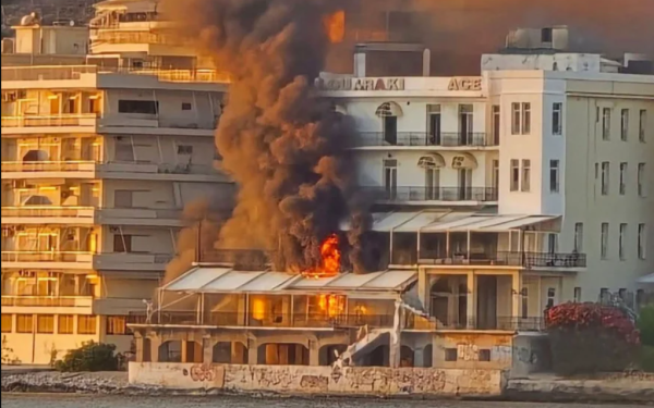 Συναγερμός στο Λουτράκι για πυρκαγιά σε εγκαταλελειμμένο ξενοδοχείο (βίντεο)