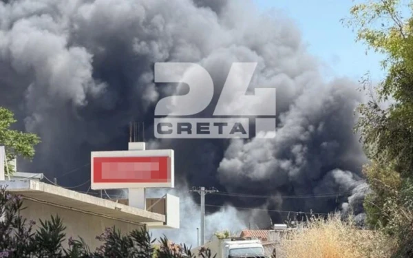 Ηράκλειο: Μεγάλη φωτιά σε εργοστάσιο - Μαύρος καπνός έχει «σκεπάσει» την περιοχή