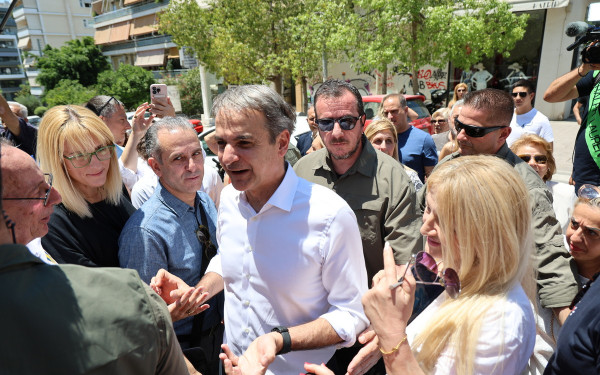 Κυρ. Μητσοτάκης: Επίσκεψη και... τάβλι στην αγορά της Νέας Σμύρνης