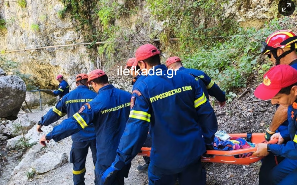 Μάχη για τη ζωή της δίνει 52χρονη Ελληνοβρετανίδα στη Λευκάδα: Την καταπλάκωσε βράχος στους καταρράκτες του Νυδριού