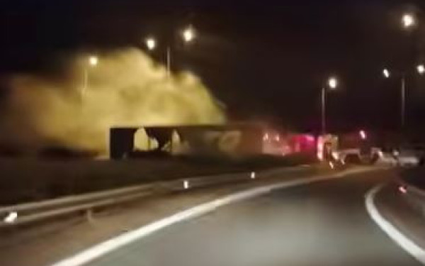 Μεσολόγγι: Φωτιά πήρε νταλίκα με καρπούζια όσο ήταν εν κινήσει με προορισμό την Ρουμανία (βίντεο)