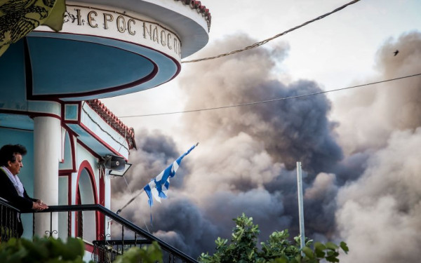 Θεσσαλονίκη: Μαίνεται η πυρκαγιά στο Ωραιόκαστρο - Σε 2 εστίες το επίκεντρο της προσοχής